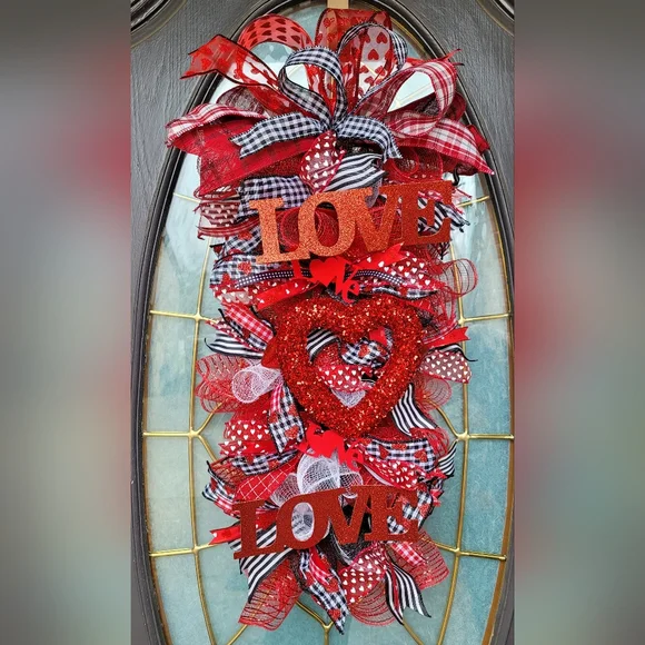 New! Handmade Valentine's Day swag/wreath Valentine's Day - Picture 3 of 4